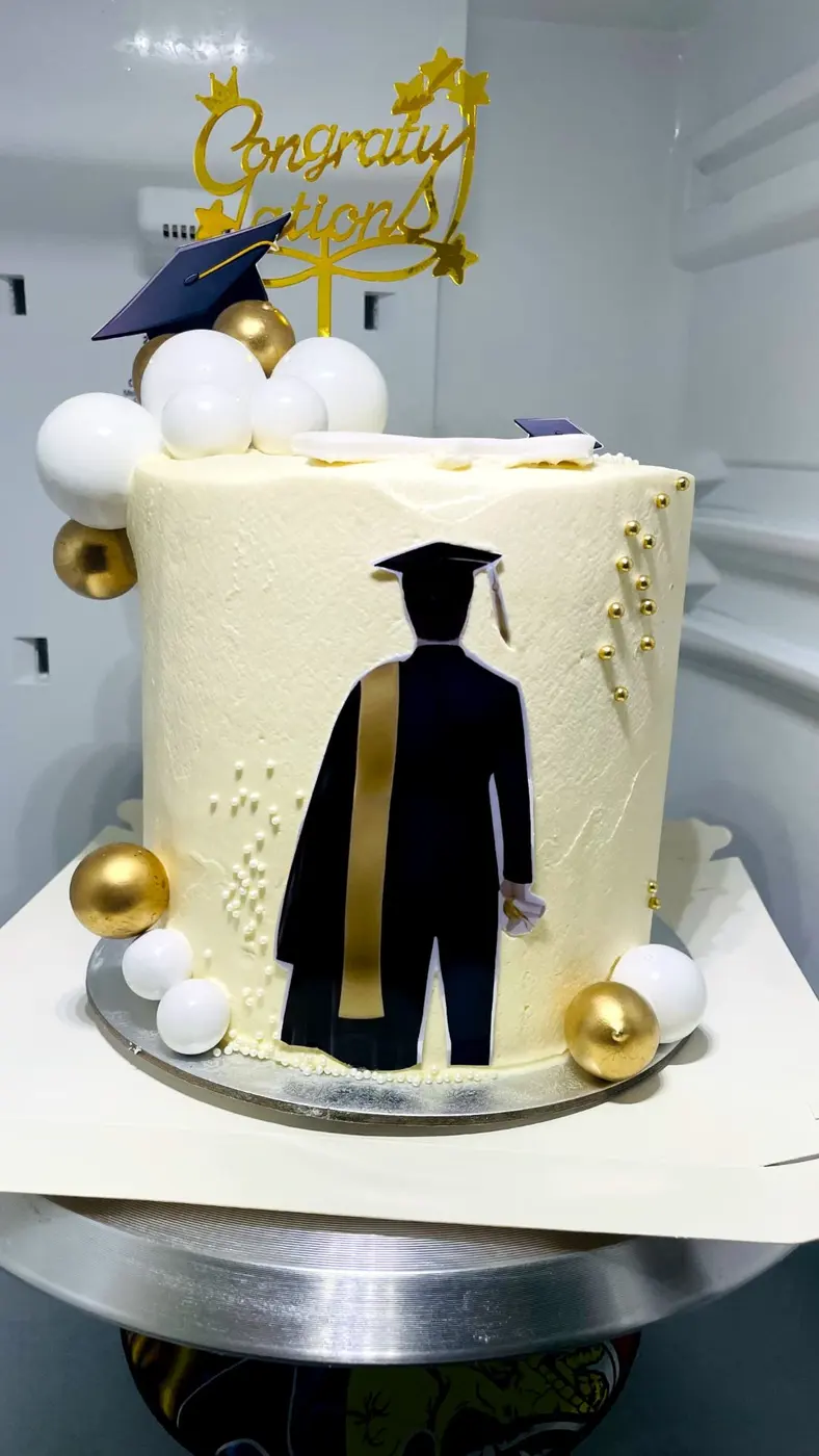 Congratulations graduation cake — ivory & gold 🎓